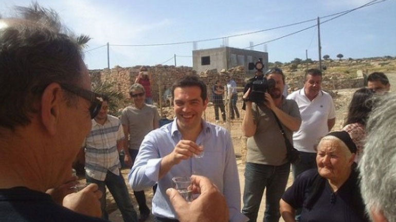 Ο Τσίπρας δείπνησε στη Μήλο ανήμερα της Παναγίας